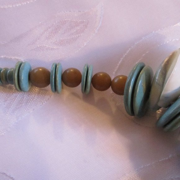 SEA FOAM GREEN - SEA SHELL – NECKLACE - NWOT - Picture 3 of 7